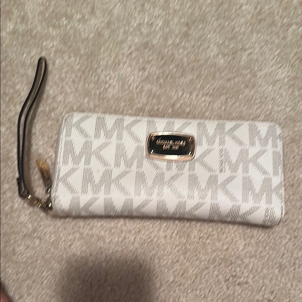 Michael Kors White Clutch Wristlet Sophisticated Design